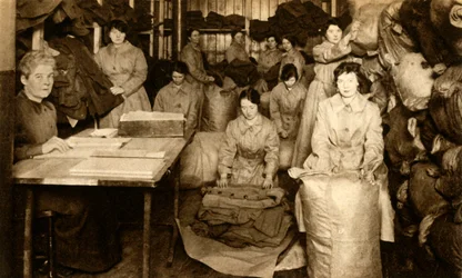 Sortering av uniformer i WAAC:s klädbutik, första världskriget, 1914-1918, 1933.