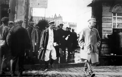 Sovjetledaren Josef Stalin eskorterad av hemliga GRU-agenter, sent 1920-tal