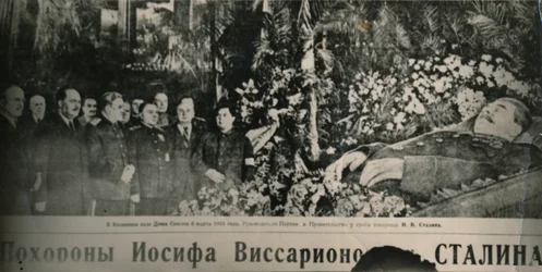 Sovjetiska ledare besöker Stalins blomstersmyckade bår i Kolonnsalen i Moskva. Bakom ledaren