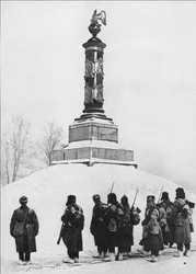 Sovjetiska soldater vid monumentet till hjältarna från kriget 1812 i byn Tarutino Kaluga r