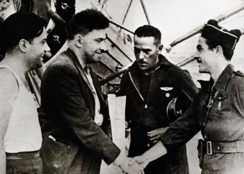 Spanska inbördeskriget (1936-1939): Ilia Grigorievich Ehrenburg (1891-1967), rysk författare, vid sin ankomst till Barcelonas flygplats (Spanien) (andra från vänster), som sovjetisk korrespondent för inbördeskriget