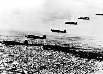 Skvadron av tyska Heinkel He 111 bombplan som flyger över ockuperade Paris, juli 1940