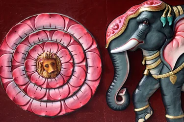 Sri Vadapathira Kaliamman hinduiskt tempel. Elefant och lotusblomma. Singapore