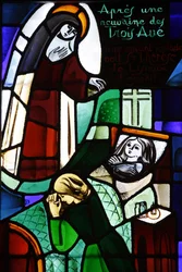Målat glas som visar Sainte Therese de Lisieux som botar ett sjukt barn i kyrkan Notre-Dame-de-la-Trinite, Blois, Frankrike