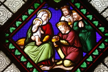 Målat glas i Ainay-basilikan: Maggi, Lyon, Frankrike
