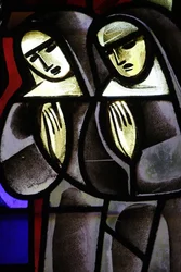 Målat glas i Notre-Dame-de-la-Trinite-kyrkan Nuns, Blois, Frankrike