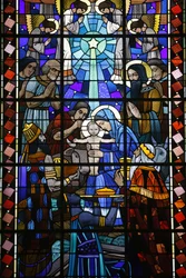 Målat glas i Notre Dame du Rosaire katolska kyrkan: Julkrubba, Saint-Ouen, Frankrike