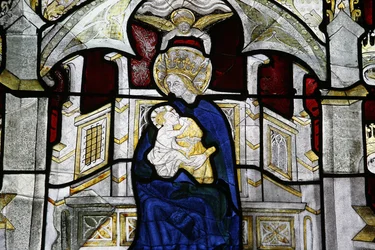 Fönster i målat glas på Collegiale Notre-Dame des Marais: Jungfru och barn Villefranche-sur-Saone Frankrike