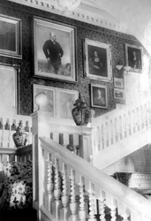 Trappa dekorerad med målningar, c1882