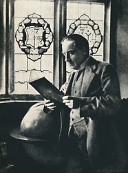 Stanley Baldwin i Gallery at Chequers, c1925