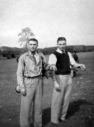 Stanley Matthews och Eddie Hapgood pausar mellan slagen under en golfrunda, 1945