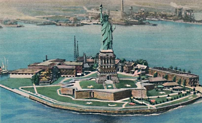 Frihetsgudinnan på Bedloes Island i New Yorks hamn. New York City, c1940-talet
