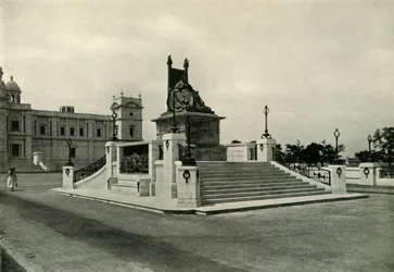 Staty av drottning Victoria framför Victoria Memorial Hall, 1925.