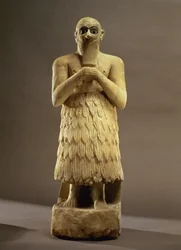 Statyett av tjänstemannen eller stewarden Ebih-Il som dyrkar gudinnan Ishtar, från Mari, Mellersta Eufrat, ca 2500 f.Kr. (gips och lapis lazuli) (för detaljer se 93166)