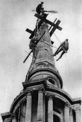 Steeplejacks på spiran av All Saints Church, Poplar, London, 1926-1927