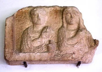 Stele, 2 porträtt Optata Fada och Lucius Valius Rufus