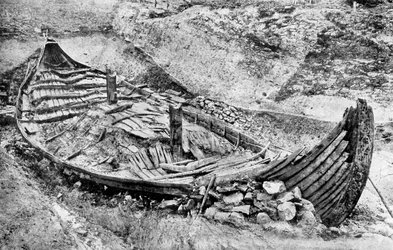 Stern vy av Oseberg Vikingaskeppet efter månader av utgrävning, Norge, c1904-1905