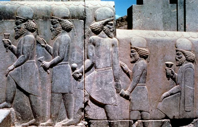 Stenrelief som visar motiv som ger hyllning, Sydiran, 600-500-talet f.Kr