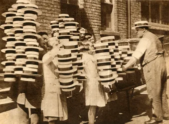 Stråhattar återvänder till fördel, 1930, 1933.