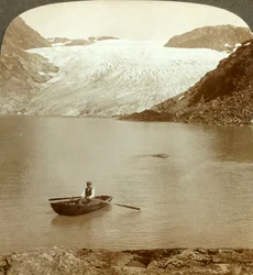 Ström av fast is Hardangerglaciären och sjön där den smälter, Norge, c1905.