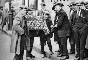 Gatuhandlare som säljer fotbollsfavoriter i Kings Cross, London, 1911 1926-1927