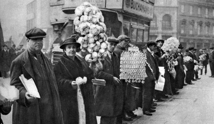 Gatuhandlare som säljer fotbollsfavoriter i Walham Green, London, 1926-1927
