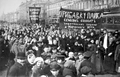 Strejkande Putilov-arbetare på februarirevolutionens första dag, St Petersburg, Ryssland, 1917