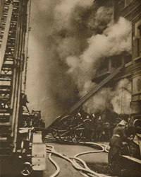 Underkuva en eldsvåda på en smal stadsgata, c1935.