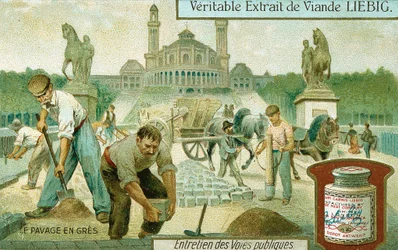 Beläggning av en väg med granitsättningar, Paris, c1900