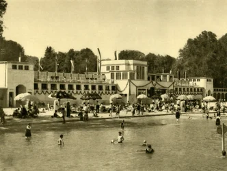 Simning i sjön Traunsee, Gmunden, Oberösterreich, c1935.