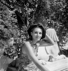 Skådespelerskan Paola Pitagora vid den XXV internationella filmfestivalen på Lido di Venezia - 1964