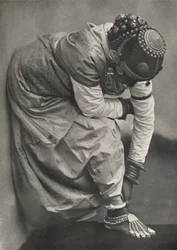Tamulin med fot och huvudbonad, 1926