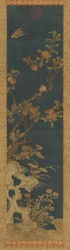 Gobeläng: fåglar, persikoträd, stenar och blommor på en blå mark, Qingdynastin, 1644-1911.
