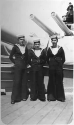Ted och kompisar, tre Royal Navy-seglare ombord på ett krigsfartyg, c1920-c1930s