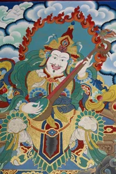 Tempelvakt som vaktar öst och våren, som heter Dhritarashtra. Kopan kloster, Kathmandu, Nepal