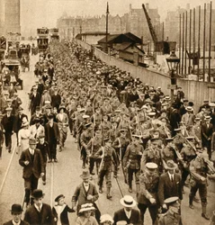 Territorials från sommarläger - Terrier som lätt marscherar över Westminster Bridge, 1914-1918, 1933.
