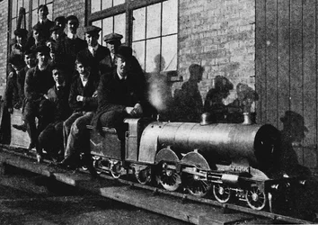 Testar en atlantmotor i miniatyr i Northampton, 1926
