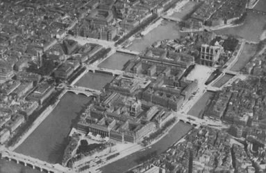 Paris forntida öhjärta med sina nio broar sett från luften, c1935
