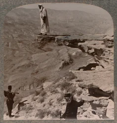 Arno. Dragoman stående på klippan, c1900
