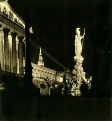 Den österrikiska parlamentsbyggnaden på natten, Wien, Österrike, c1935.