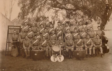Bataljonsbandet för den första bataljonen, The Queens Own Royal West Kent Regiment. Poona, Indien, 1