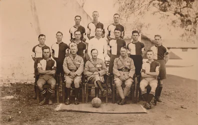 Bataljonsfotbollslaget för den första bataljonen, The Queens Own Royal West Kent Regiment. Poona,