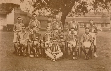 Bataljonshockeylaget från den första bataljonen, The Queens Own Royal West Kent Regiment. Poona, I