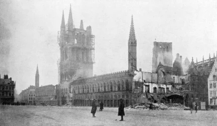 Klockstapeln och tyghallen i Ypres, Belgien, 24 november 1914