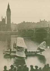 Flygbåten Calcutta förtöjd på Themsen mitt emot parlamentsbyggnaden, 1927