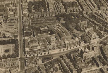 Kameran fångar en vy över South Kensington från ett lågtflygande flygplan, c1935.