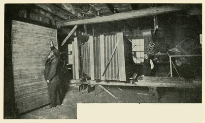 Kameran i verkstaden - Visar storleken på tallrikhållaren, 1901.