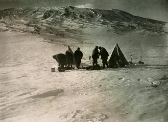 Lägret 7000 fot uppför berget Erebus, 1908, 1909