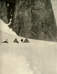 Lägret under granitpelaren, en halv mil från nedre glaciärdepån...27 januari 1909