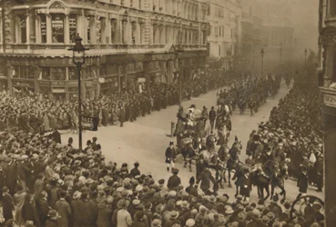 City Lines Queen Victoria Street för att se den nya överborgmästaren och hans procession, c1935.
